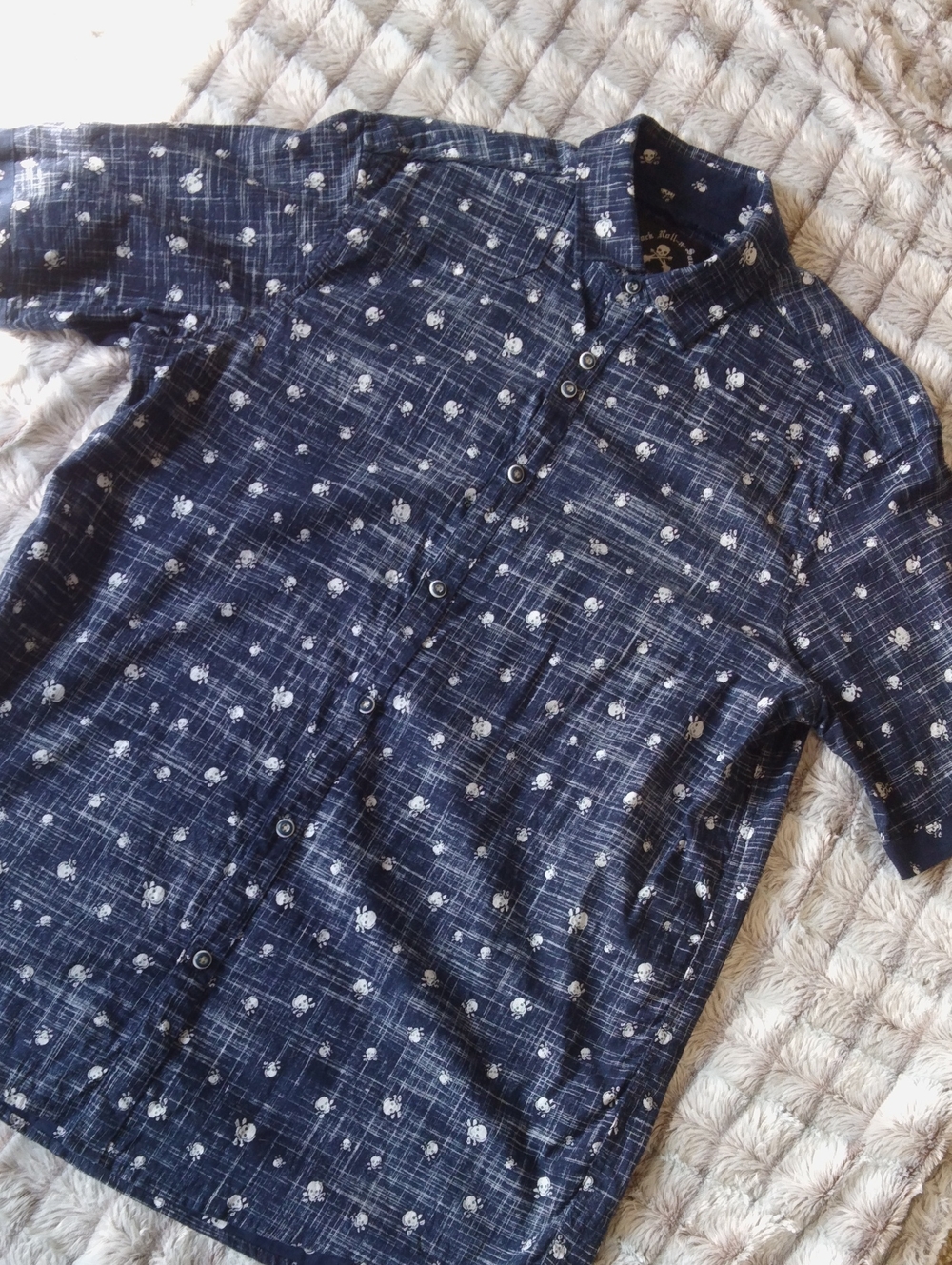 Casual Short-Sleeve Navy Button-Down Shirt with Subtle Print
